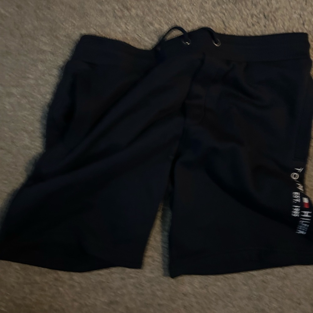 TOMMY HILFIGER
TOMMY LOGO SWEATSHORT
Size medium